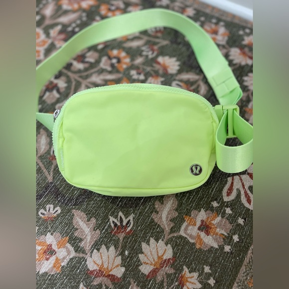 Lululemon Everywhere Belt Bag *1L
Neo Mint - Picture 2 of 4